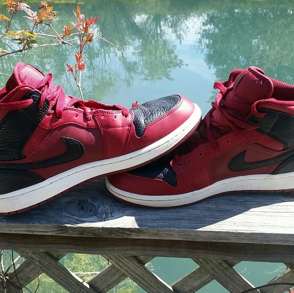 Nike Air Jordan 1  Mid "Reverse Banned"